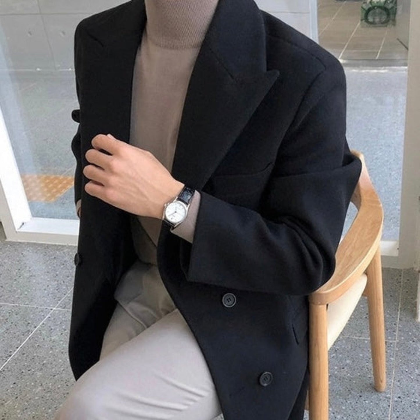 Elegante abrigo de doble botonadura