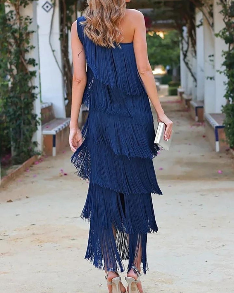 Elegante vestido con flecos