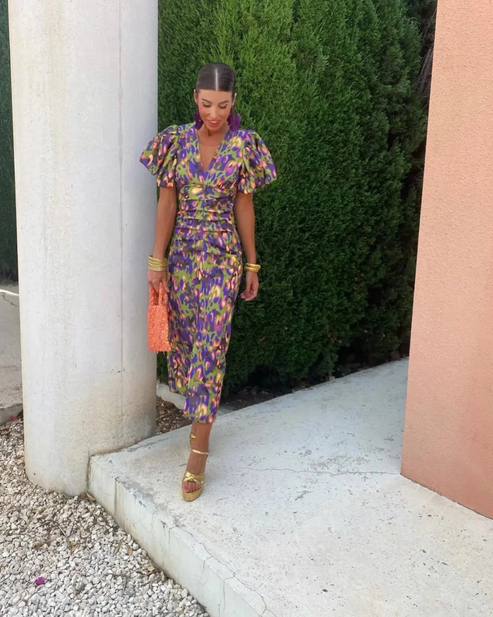 Vestido colorido con mangas plisadas
