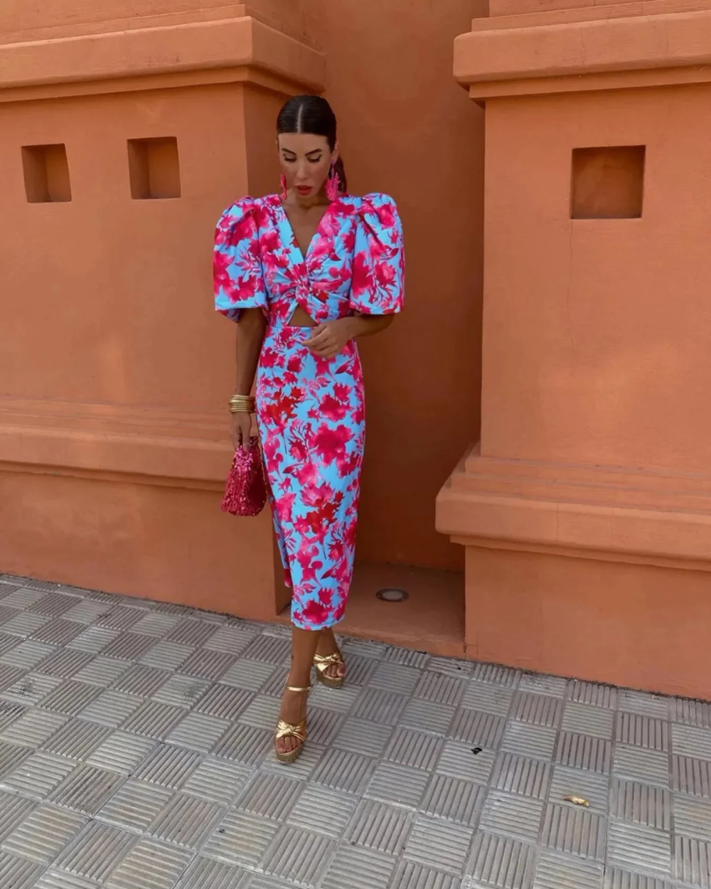 Vestido colorido con mangas plisadas