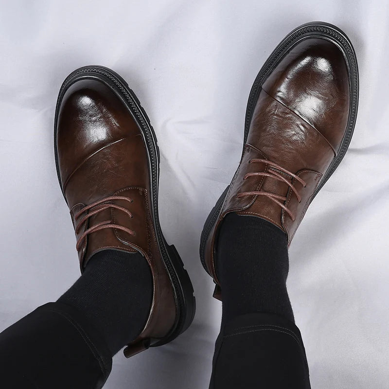 Zapatos elegantes de cuero de estilo británico