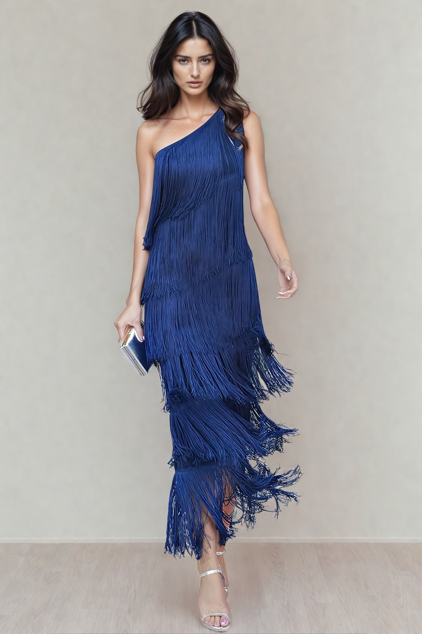 Elegante vestido con flecos