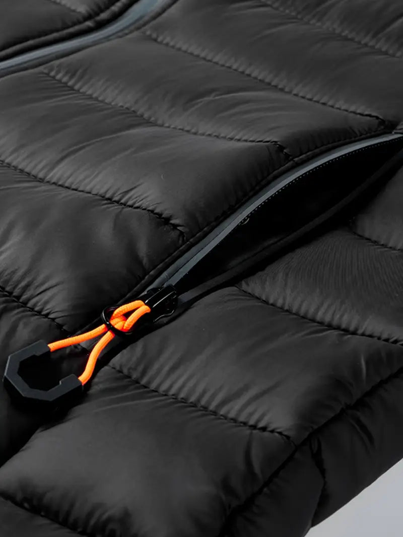 Elegante chaqueta con capucha